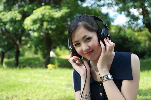 How to prevent hearing loss when using headphones