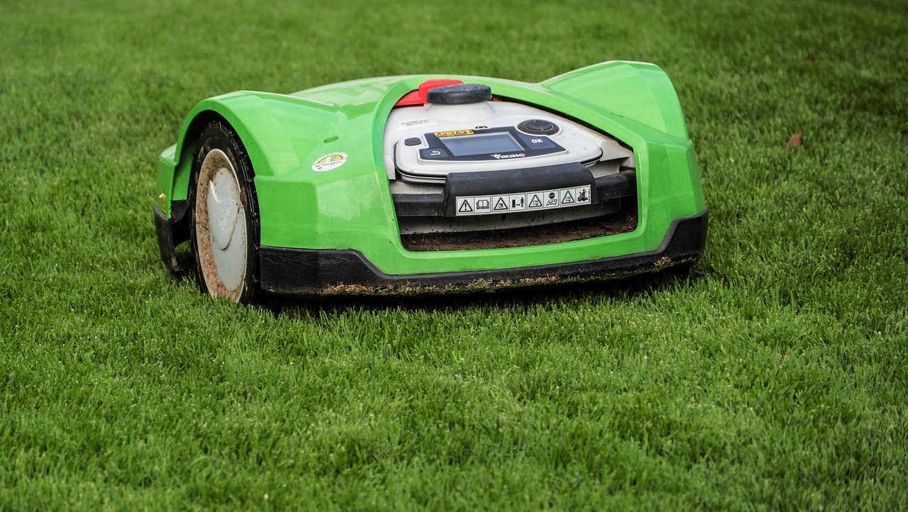 Popular Mechanics reviews quiet, electric mowers