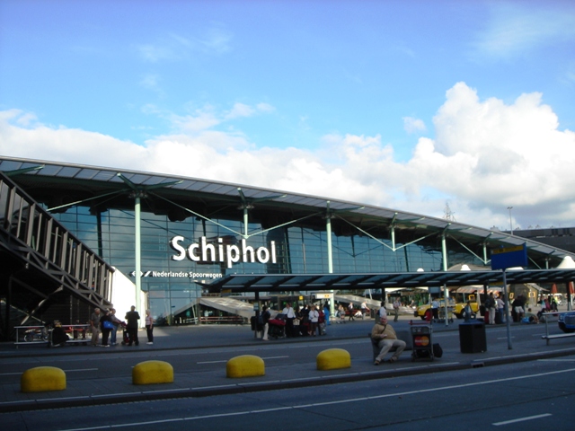 Dutch government limits Schiphol flights