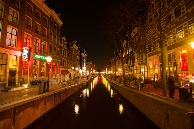 Amsterdam to ban pot smoking in red-light district to reduce noise