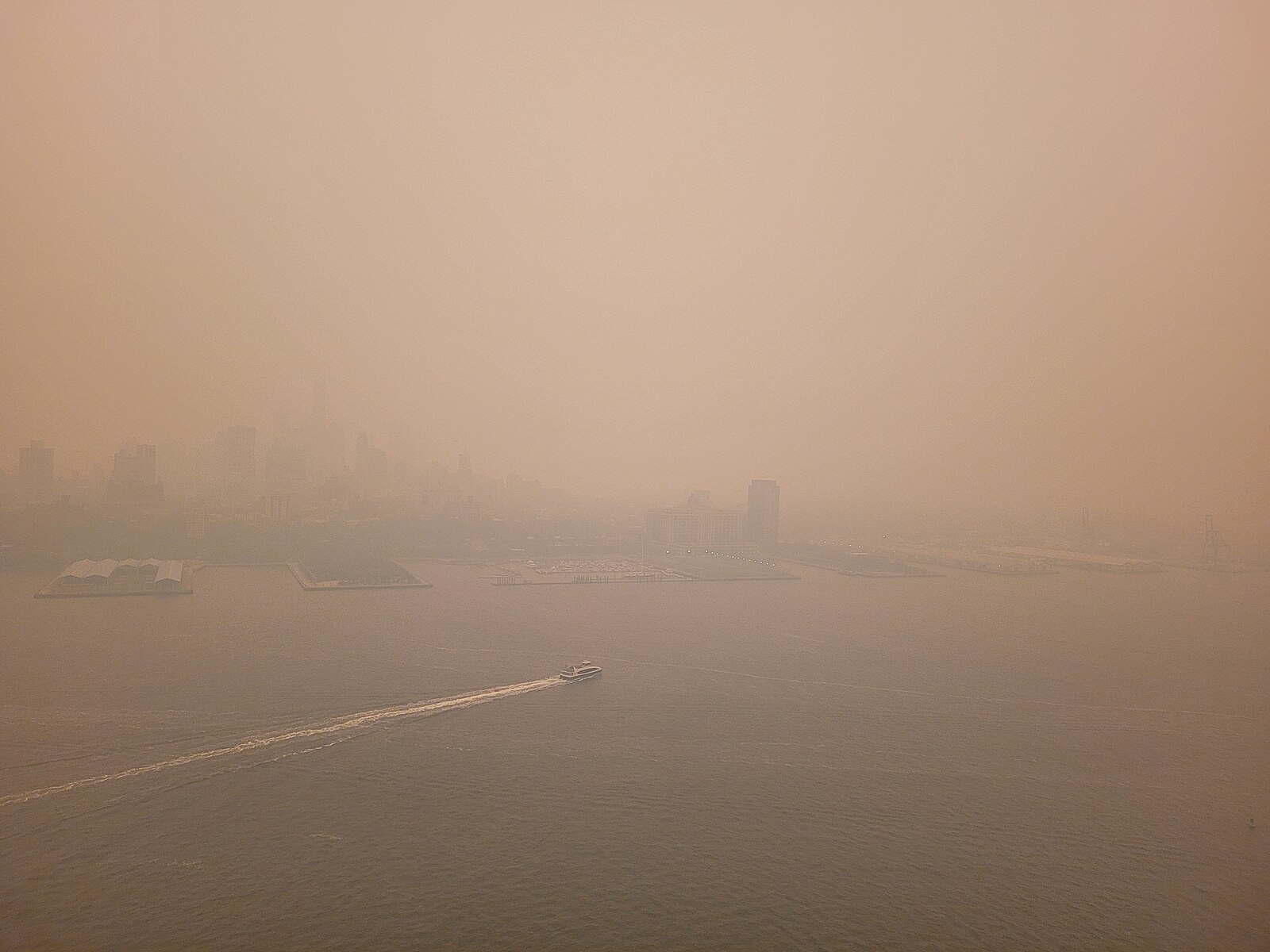 Smoke_from_canadian_wildfires_New_York_June_7_2023