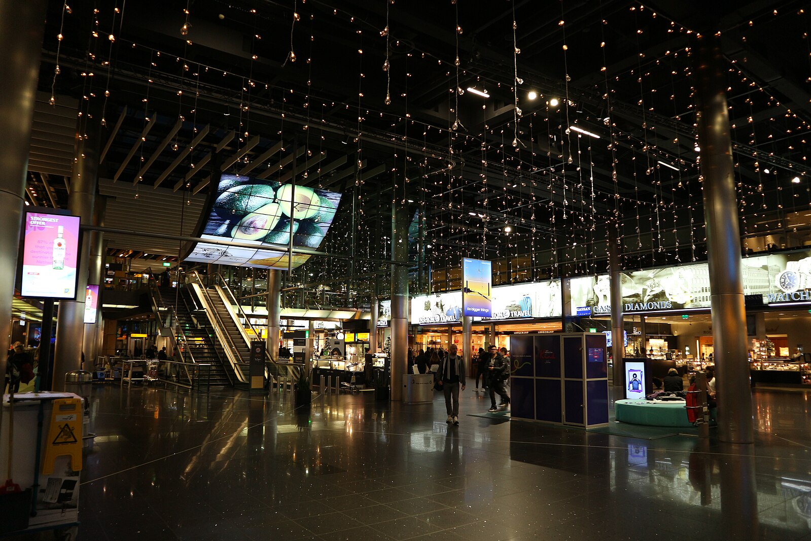 Dutch government scraps plans to reduce flights from Schiphol Airport